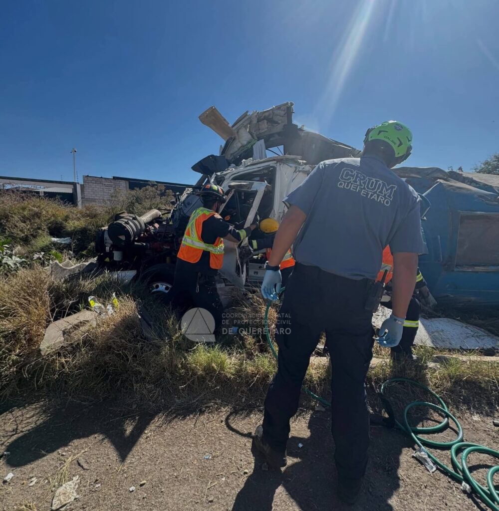 Vuelca pipa de agua en el Fray Junípero Serra; conductor resulta lesionado