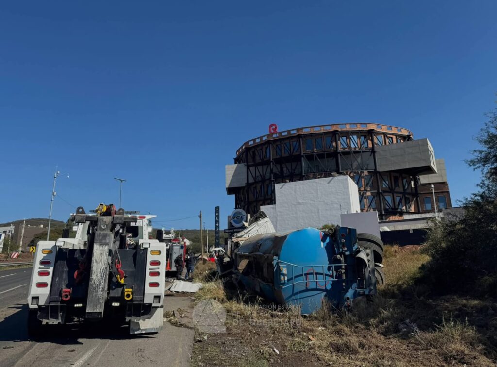 Vuelca pipa de agua en el Fray Junípero Serra; conductor resulta lesionado