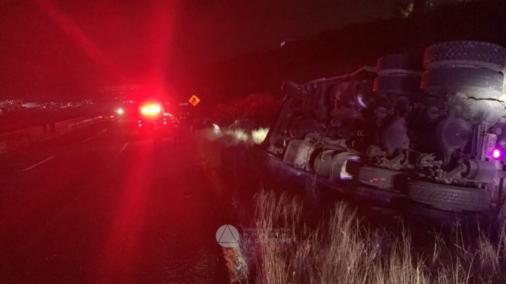 Volcadura nocturna en el Libramiento Norponiente