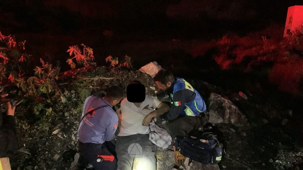 Volcadura nocturna en el Libramiento Norponiente