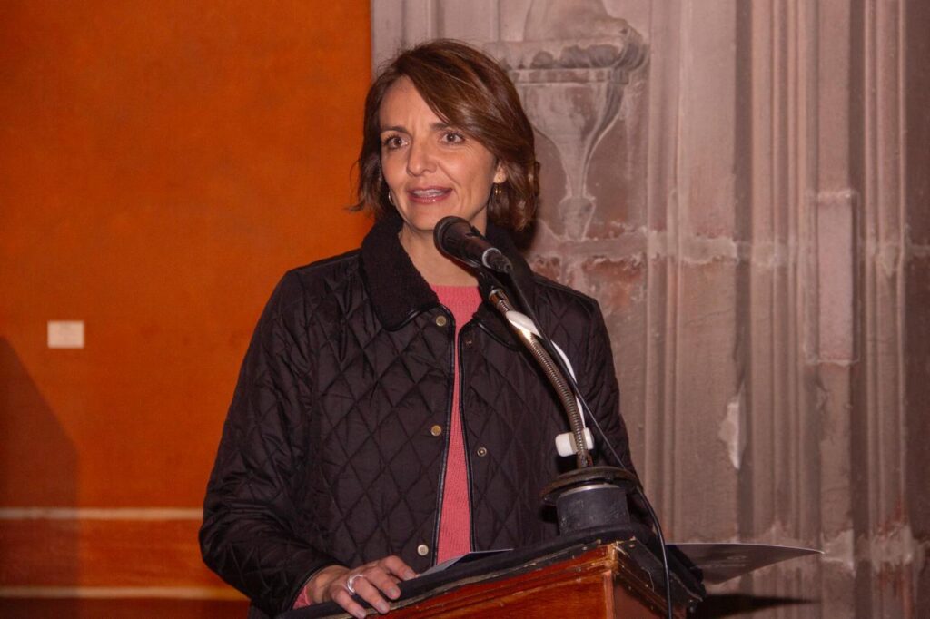 Inaugura López Birlain la muestra Atrapando Luces en el MAQRO