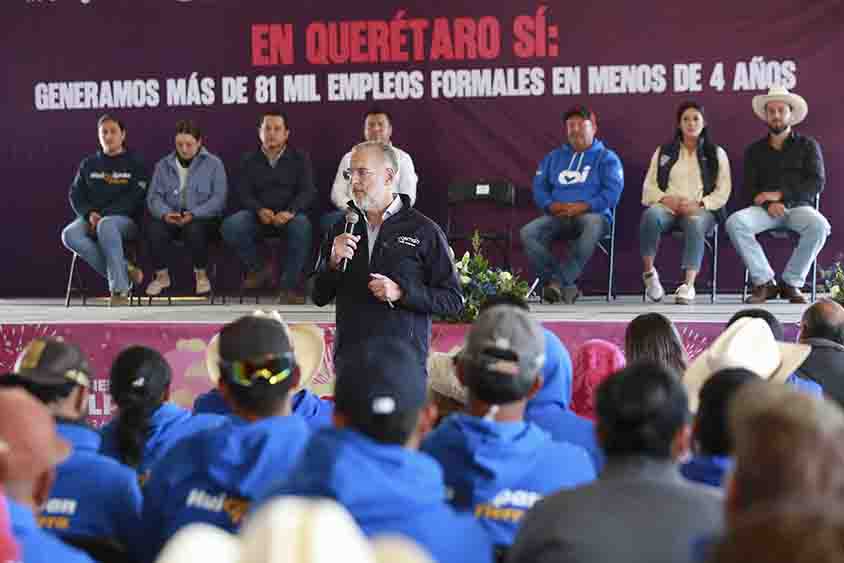 Entrega Marco Del Prete certificados de apoyo a migrantes en Huimilpan