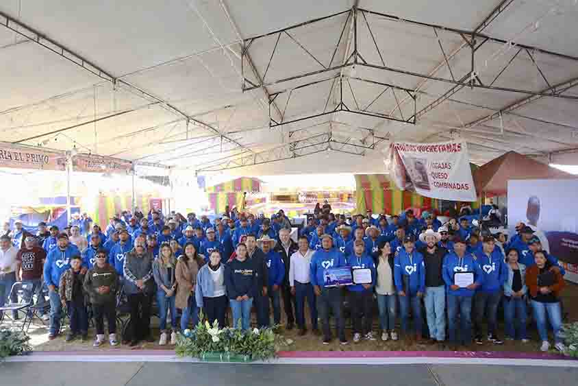 Entrega Marco Del Prete certificados de apoyo a migrantes en Huimilpan