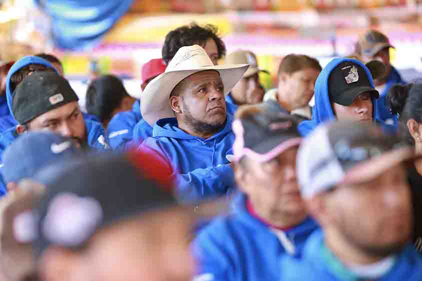 Entrega Marco Del Prete certificados de apoyo a migrantes en Huimilpan