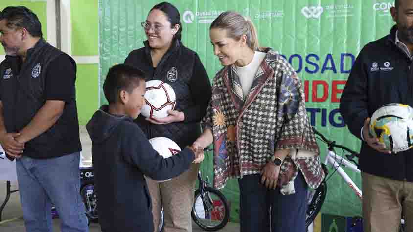 La presidenta del Patronato del Sistema Estatal DIF, Car Herrera de Kuri, encabezó la tradicional posada navideña que se llevó a cabo en la comunidad Santa Ana del municipio de San Joaquín, ahí confirmó que esta celebración se organiza en nueve ayuntamientos de la entidad en coordinación con los Sistemas DIF Municipales.