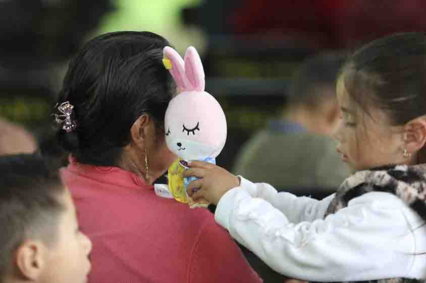 La presidenta del Patronato del Sistema Estatal DIF, Car Herrera de Kuri, encabezó la tradicional posada navideña que se llevó a cabo en la comunidad Santa Ana del municipio de San Joaquín, ahí confirmó que esta celebración se organiza en nueve ayuntamientos de la entidad en coordinación con los Sistemas DIF Municipales.