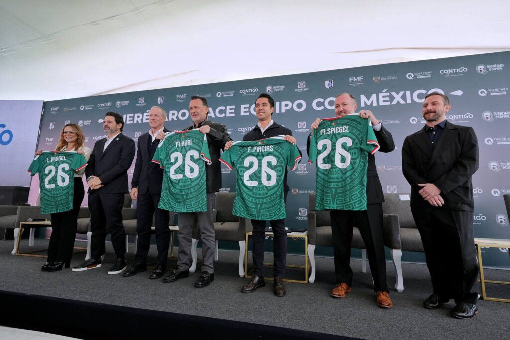 Asiste Felifer Macías a la presentación del partido entre la Selecciones de México e Islandia