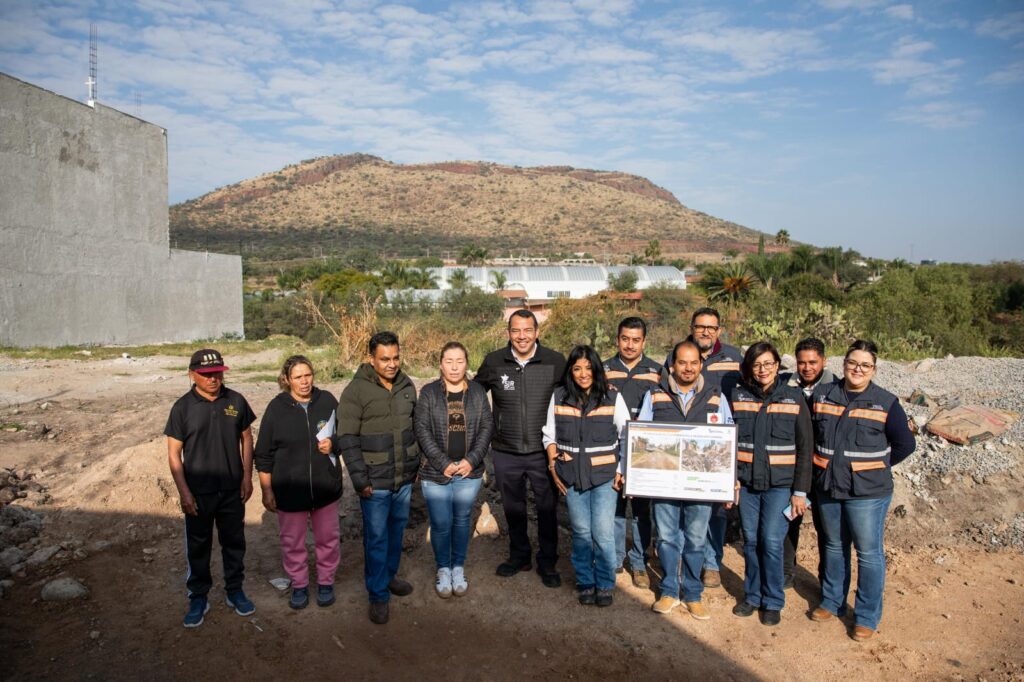 Roberto Cabrera supervisa rehabilitación de calle en Vista Hermosa en la que se invierten más de 4 mdp