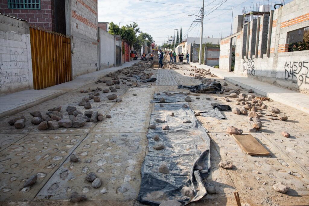 Roberto Cabrera supervisa rehabilitación de calle en Vista Hermosa en la que se invierten más de 4 mdp