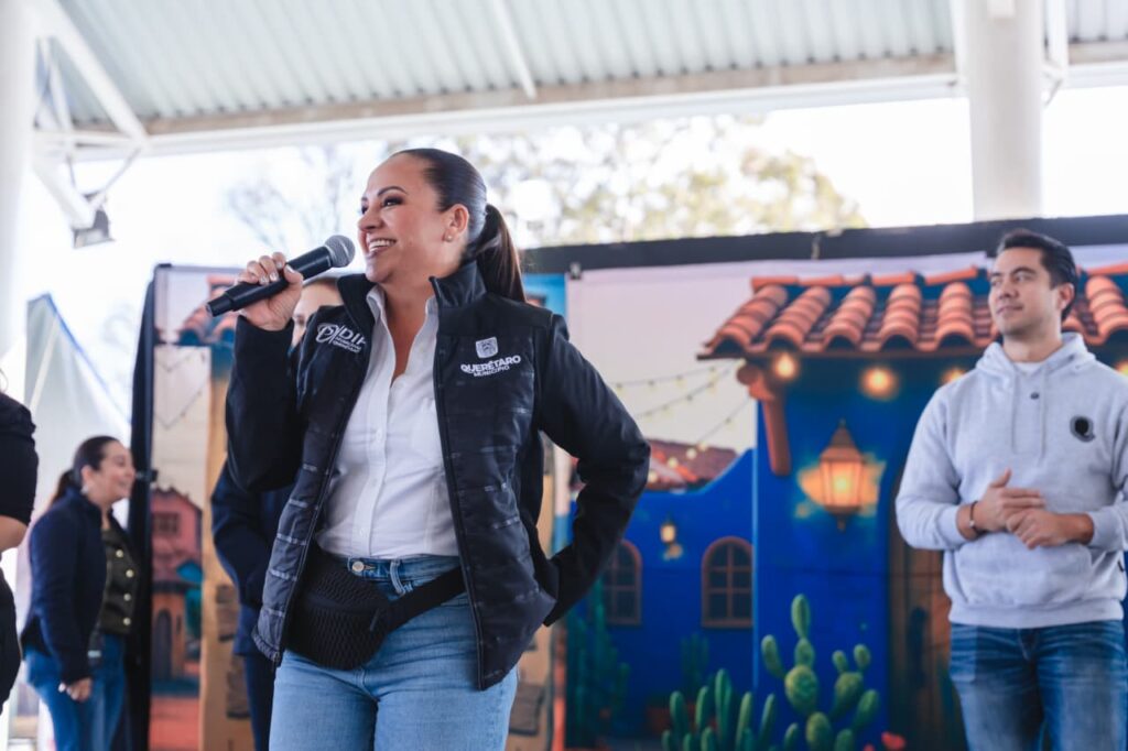 Felifer Macías reconoce labor de Tania Ruiz en el DIF Municipal Felifer Macías reconoce labor de Tania Ruiz en el DIF Municipal