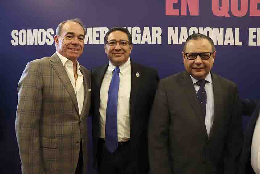 En el marco del Día Internacional Contra la Corrupción, el secretario de la Contraloría, Oscar García González, entregó distintivos a líderes empresariales que se han unido a la campaña “Empresas Anticorrupción”, a través de la cual se impulsan políticas anticorrupción en conjunto con las autoridades estatales, lo que permite al Estado, seguir avanzando en la transparencia y rendición de cuentas.