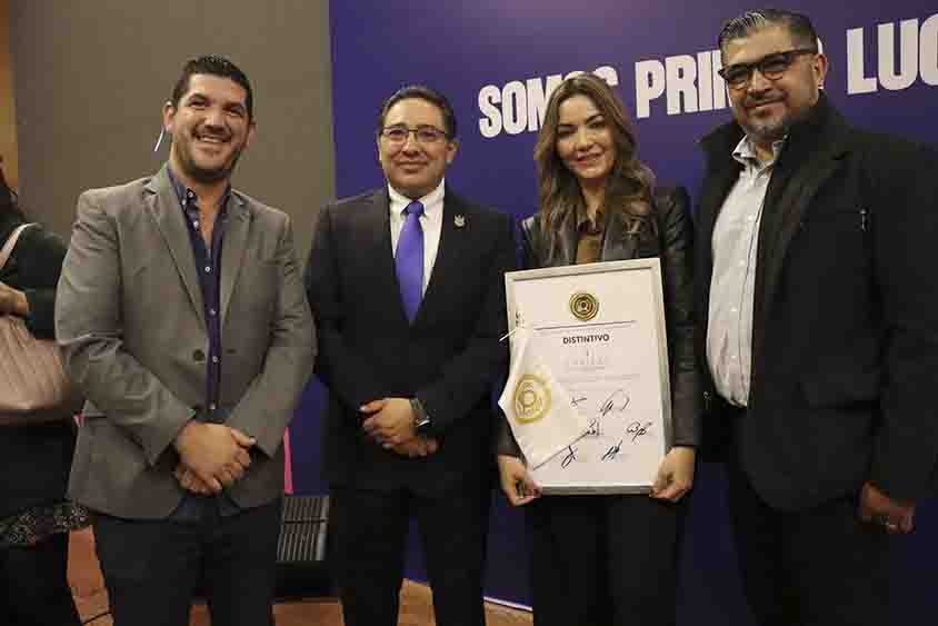 En el marco del Día Internacional Contra la Corrupción, el secretario de la Contraloría, Oscar García González, entregó distintivos a líderes empresariales que se han unido a la campaña “Empresas Anticorrupción”, a través de la cual se impulsan políticas anticorrupción en conjunto con las autoridades estatales, lo que permite al Estado, seguir avanzando en la transparencia y rendición de cuentas.