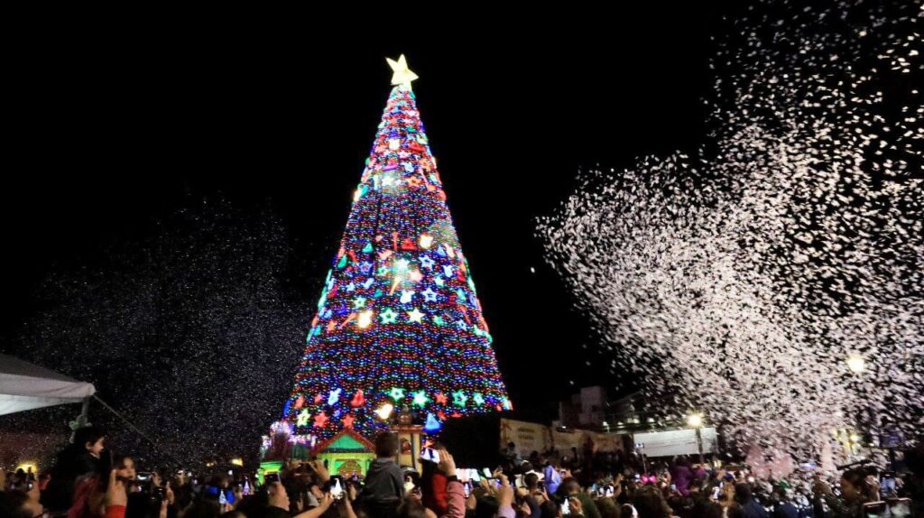 Autoridades municipales y estatales encienden el Pino Monumental del Festival Alegría en San Juan del Río