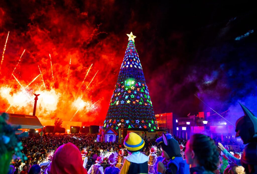 Autoridades municipales y estatales encienden el Pino Monumental del Festival Alegría en San Juan del Río