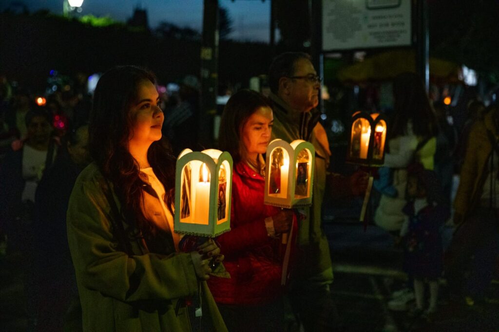 San Juan del Río se iluminó con la tradicional “77ª Procesión de los Farolitos 2025”