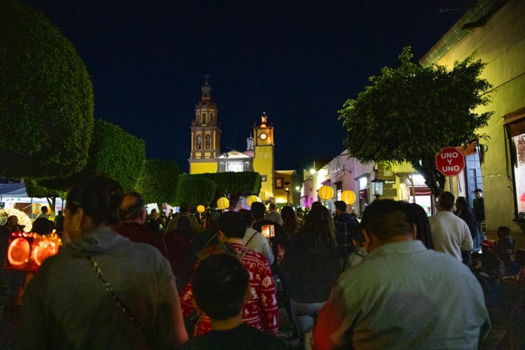 San Juan del Río se iluminó con la tradicional “77ª Procesión de los Farolitos 2025”
