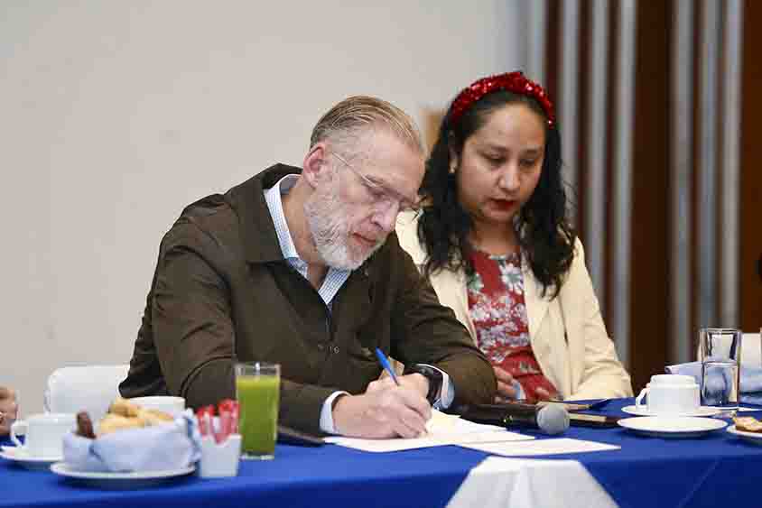 El titular de la Secretaría de Desarrollo Sustentable (SEDESU), Marco Antonio Del Prete Tercero, dio a conocer el balance de las actividades y acciones de medio ambiente realizadas durante el 2025, entre las que destacó el decreto de La Beata como Área Natural Protegida, la estrategia de Comunidades Sustentables y la entrega del Sello Estatal de Bajas Emisiones de Carbono a empresas que compensan sus emisiones.