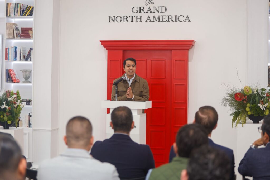 Acude Felifer Macías a la inauguración del Centro de Liderazgo Leadership Center “The Grand North America”