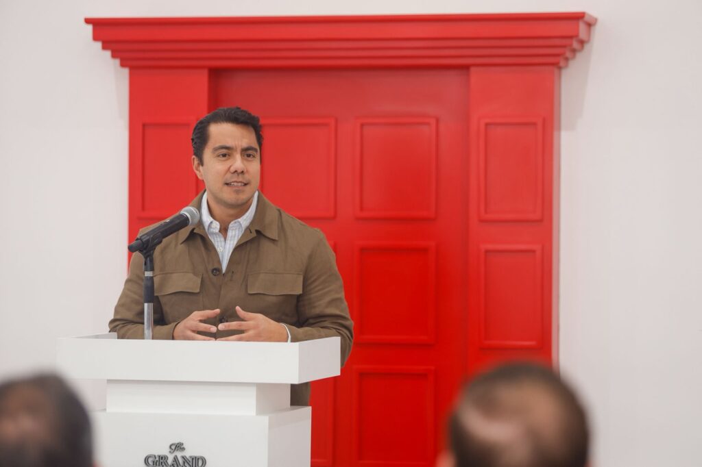 Acude Felifer Macías a la inauguración del Centro de Liderazgo Leadership Center “The Grand North America”