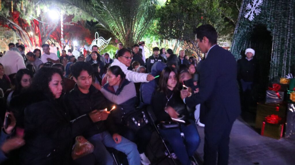 Exitoso encendido de árbol navideño en Tolimán