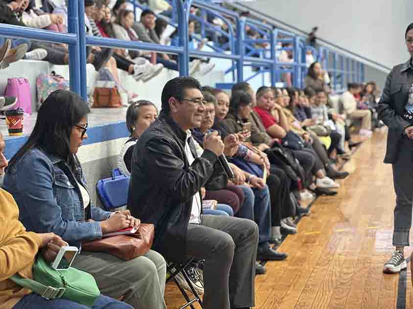 Capacita USEBEQ a padres de familia en el uso y manejo responsable de redes sociales