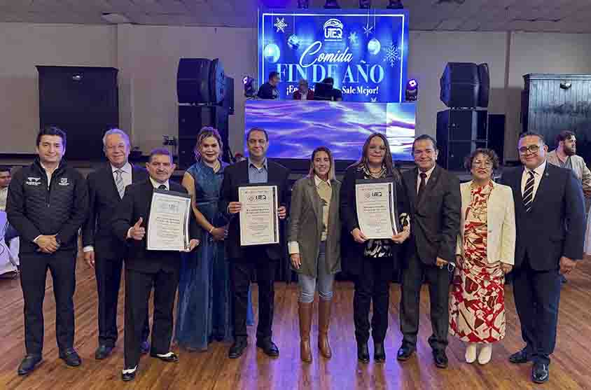 Entrega UTEQ reconocimientos a personal por años de servicio