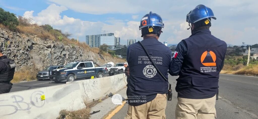 Volcadura en Fray Junípero Serra provoca cierre parcial en ambos sentidos