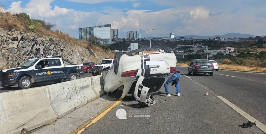 Volcadura en Fray Junípero Serra provoca cierre parcial en ambos sentidos