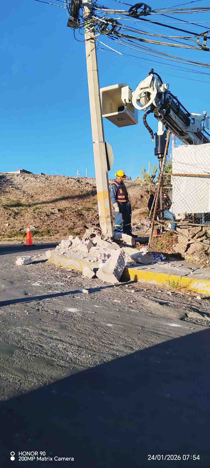 Poste dañado alerta vialidad del oriente de San Juan del Río