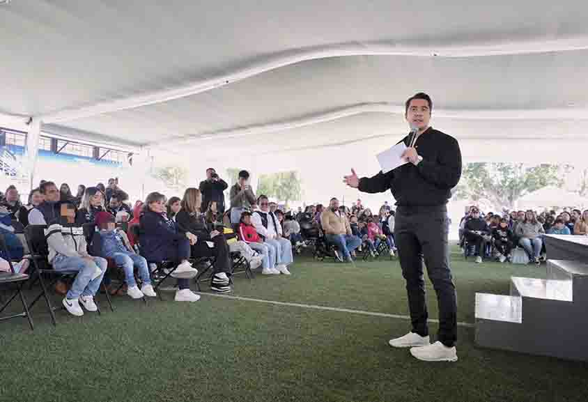 Felifer Macías celebra Día de Reyes con niñas y niños