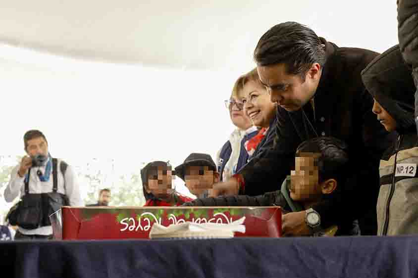 Celebra Felifer Macías a niñas y niños de Centros de Día, durante el tradicional al Festejo de Día de Reyes del DIF Municipal