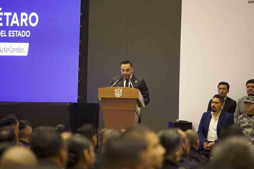 Roberto Cabrera recibe patrullas y equipo táctico para la policía