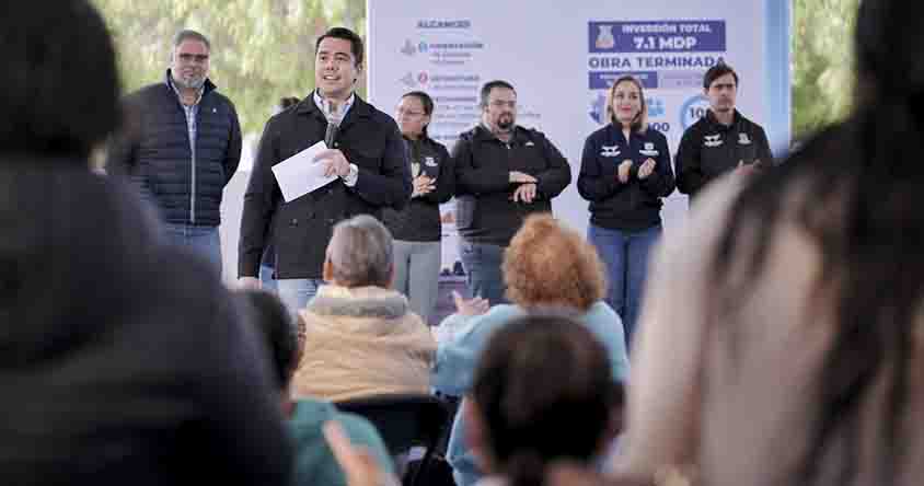 Felifer Macías entrega techumbre en cancha deportiva de Viñedos