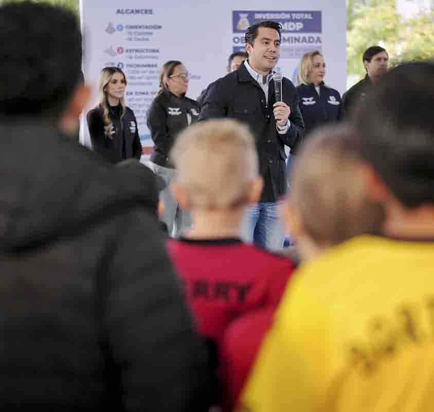 Felifer Macías entrega techumbre en cancha deportiva de Viñedos