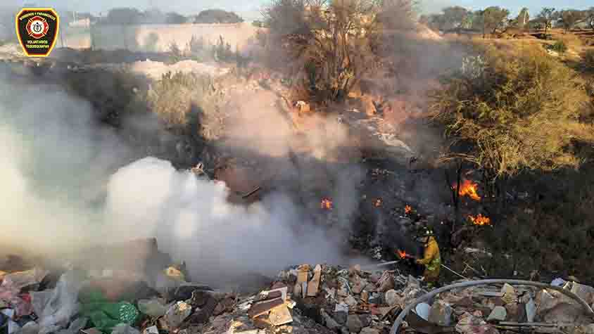 El fuego entre la basura: emergencia controlada en la carretera 120