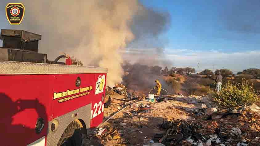 El fuego entre la basura: emergencia controlada en la carretera 120