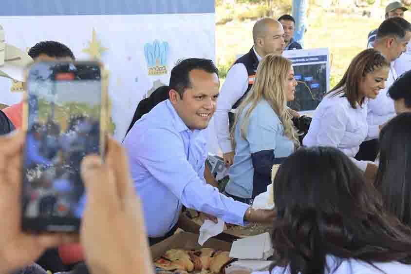Entregan obra y arrancan tres en La Tinaja, Pinal de Amoles.