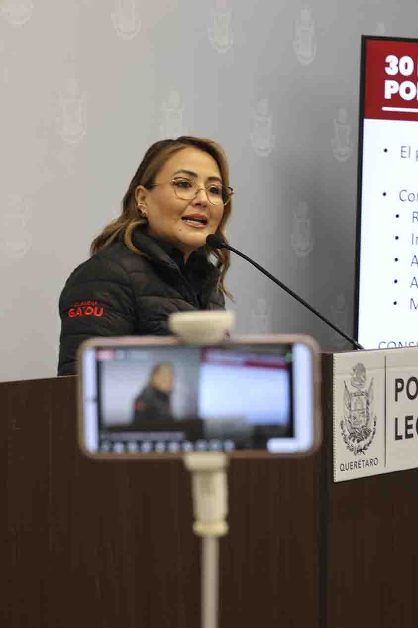 Claudia Díaz pide cancelar plebiscito del teleférico en Querétaro ⚖️🚠