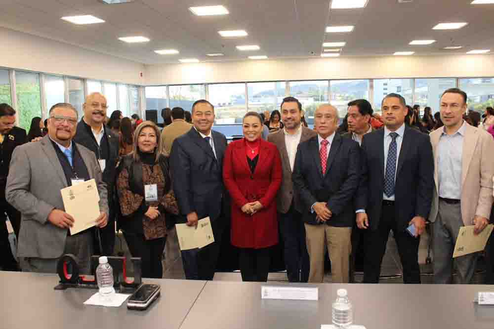 Ginna Guzmán firma convenio con la Universidad de Londres