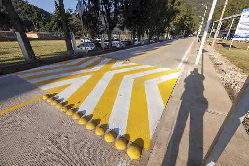 Gobernador entrega modernización del camino Derramadero