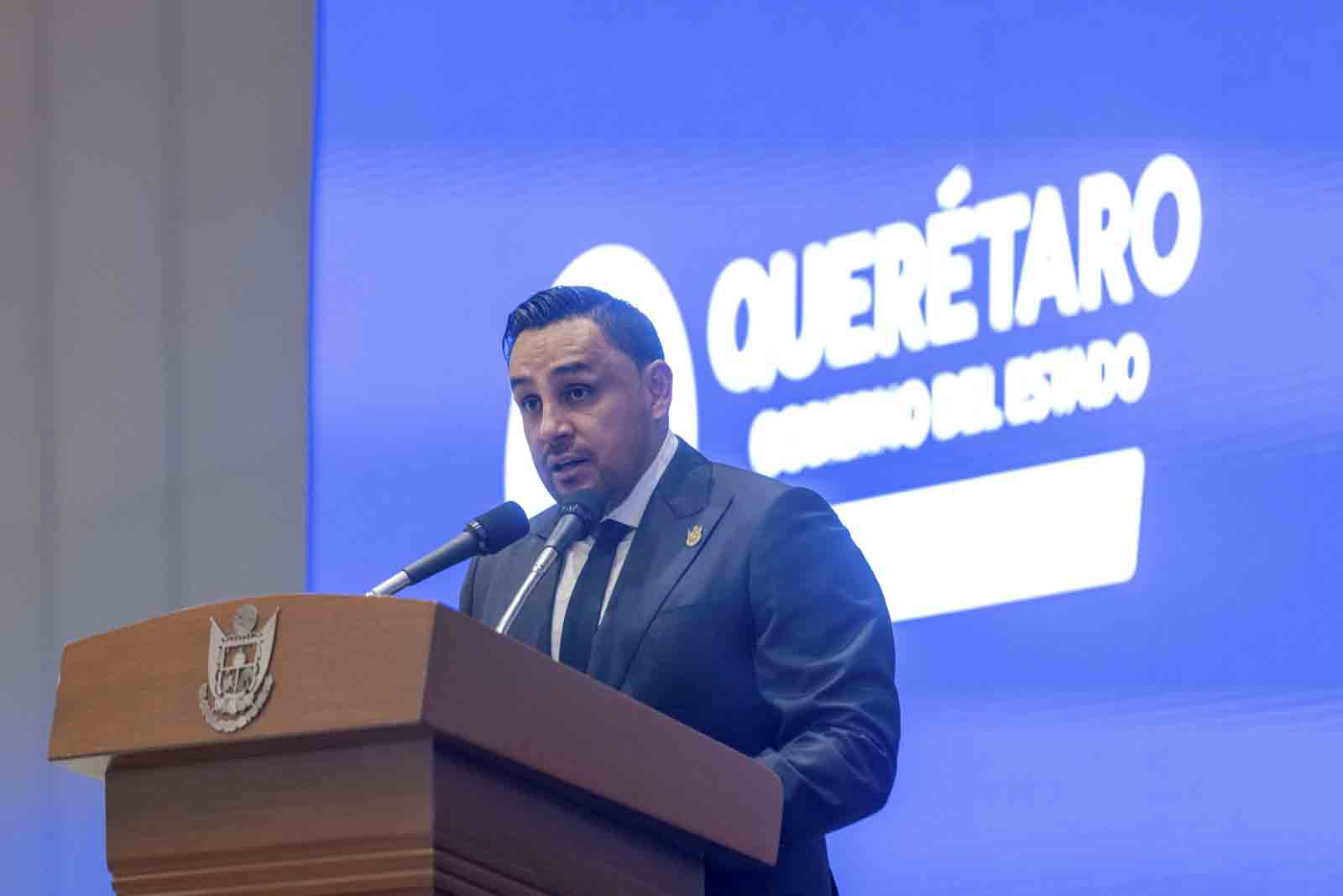 Equipa Gobernador al estado de fuerza queretano con más de 155 mdp