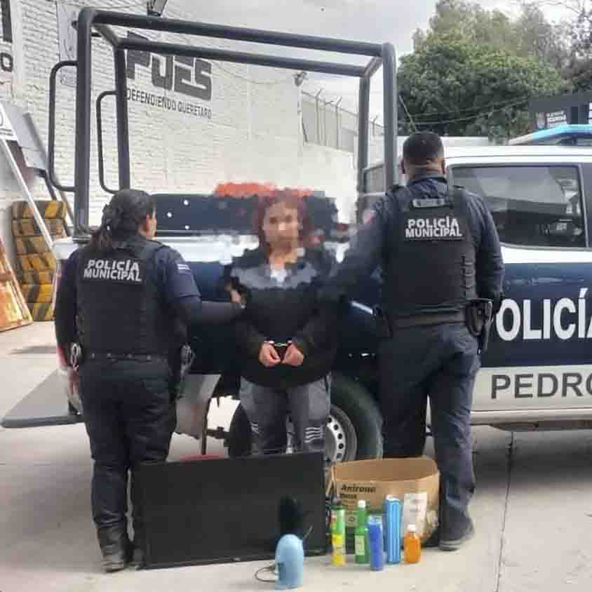 Aseguran a mujer con presuntos objetos robados en La Lira