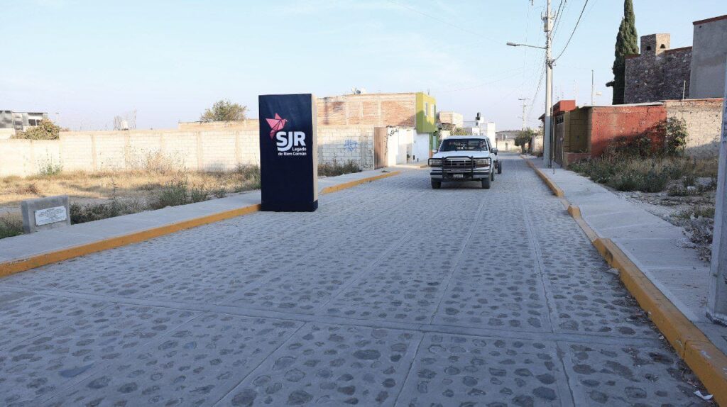 Roberto Cabrera entrega obras viales por más de 15.5 mdp