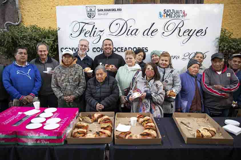 Roberto Cabrera comparte Rosca de Reyes con voceadores