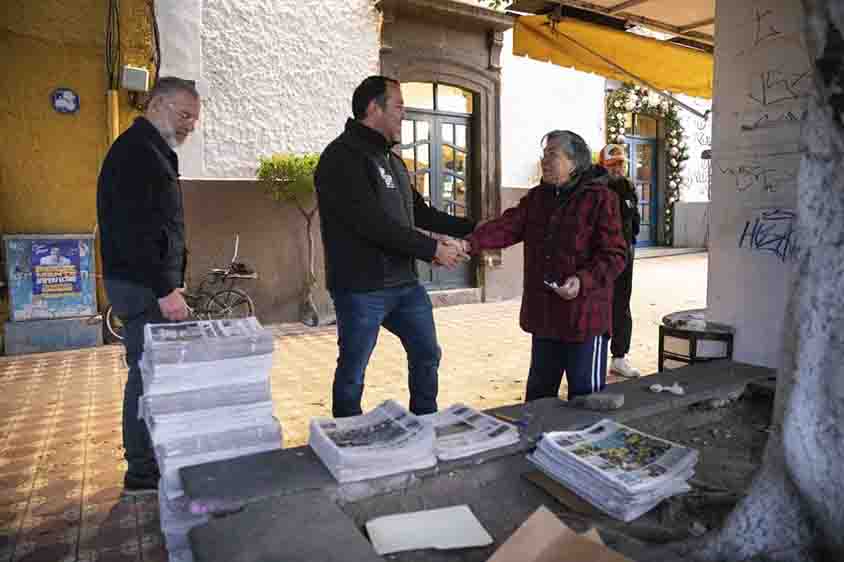 Roberto Cabrera comparte Rosca de Reyes con voceadores