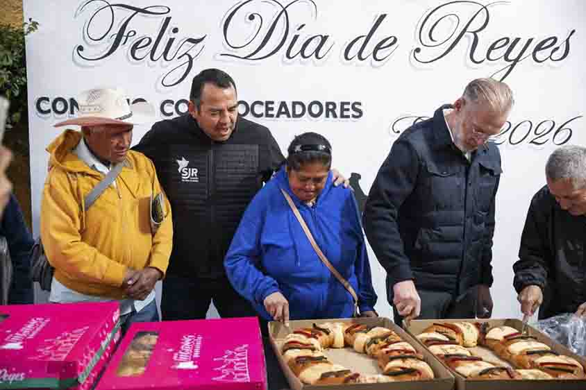 Roberto Cabrera comparte Rosca de Reyes con voceadores