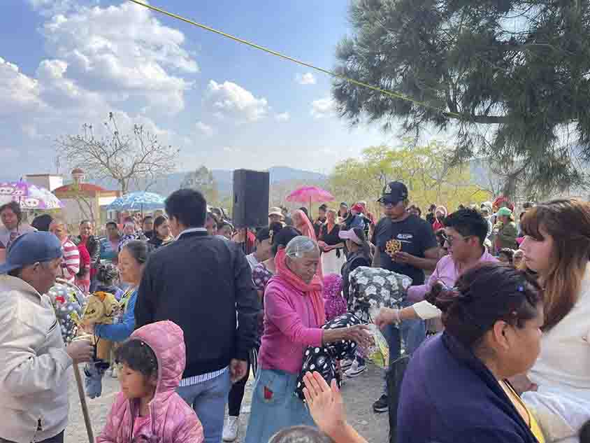 Gira navideña lleva abrigo y apoyo solidario a las familias de Tolimán