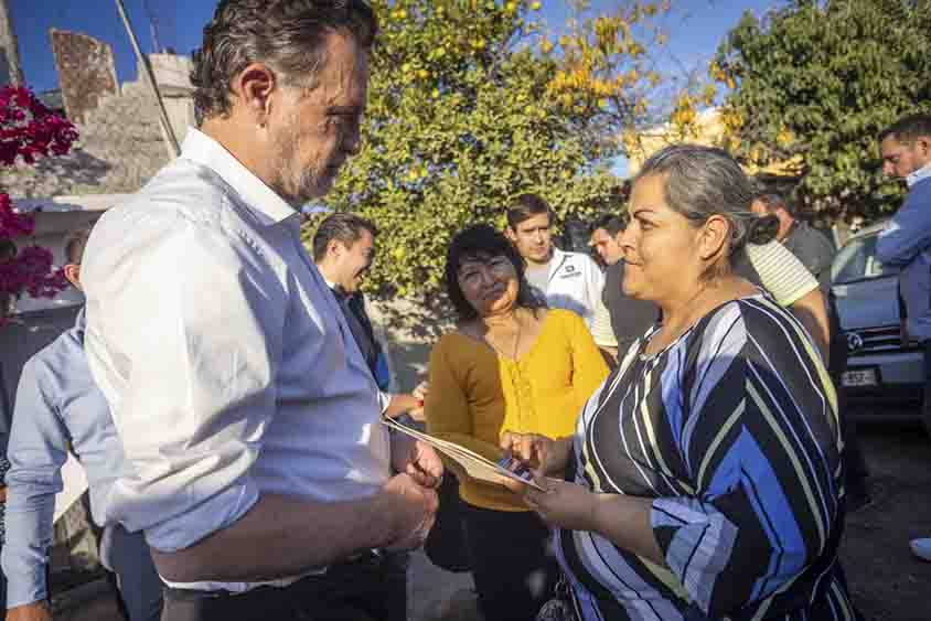Entregan Mauricio Kuri y Felifer Macías contratos de agua