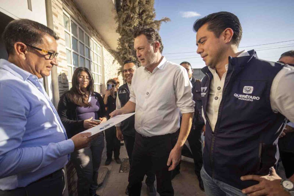 Entregan Mauricio Kuri y Felifer Macías contratos de agua