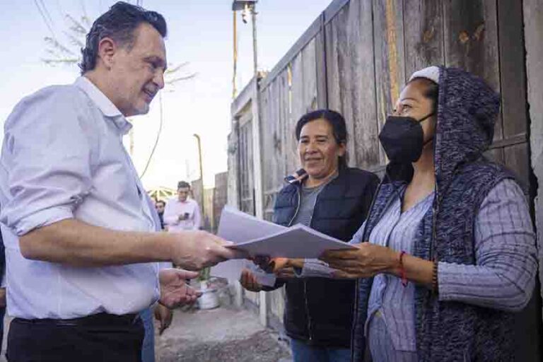 Entregan Mauricio Kuri y Felifer Macías contratos de agua